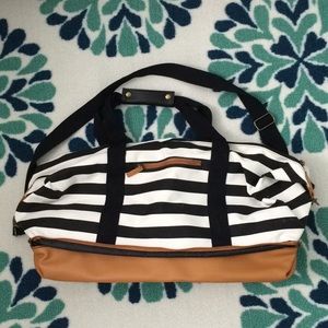 New DSW weekender bag with straps and shoe storage